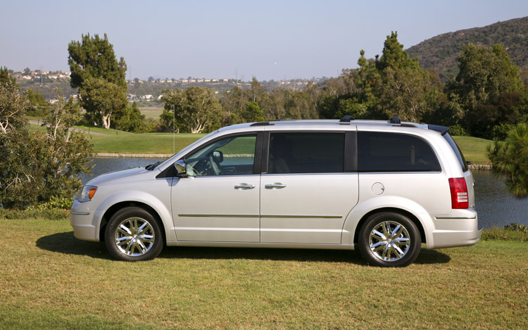 2009 chrysler town and country van