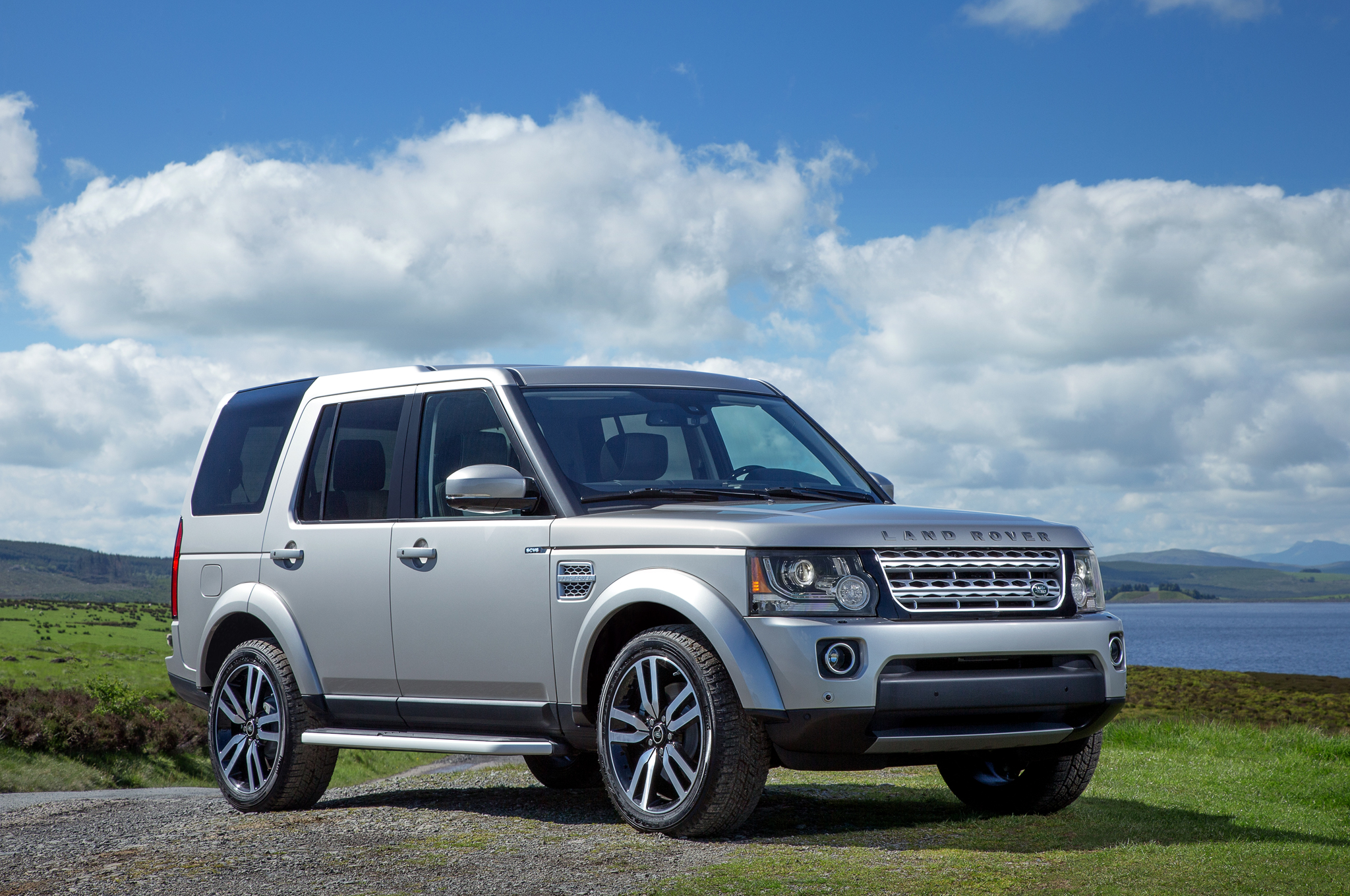 2015 Land Rover LR4 Front Three Quarters