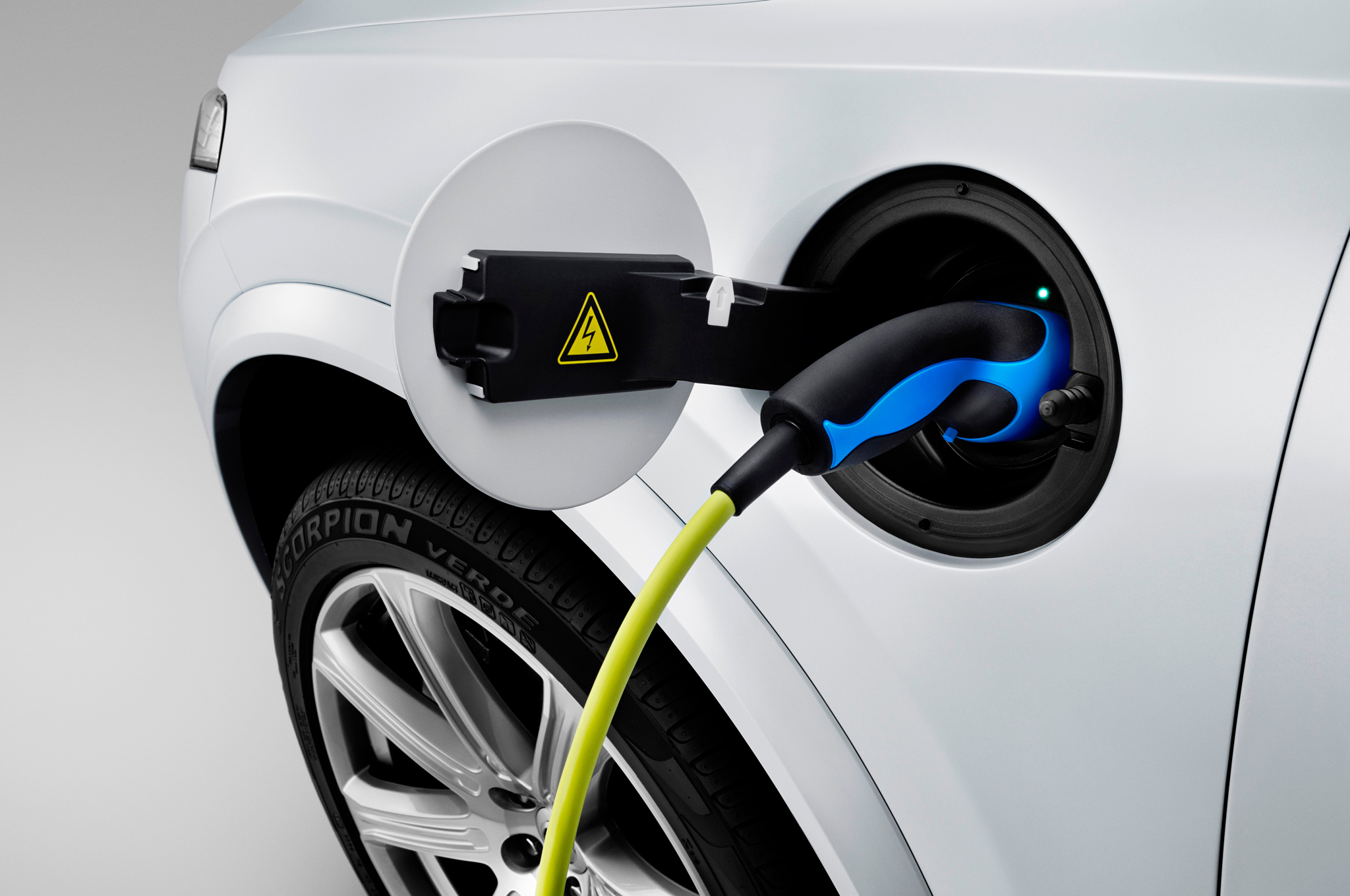 2016 Volvo XC90 charge port